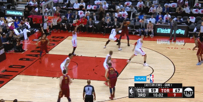 媒体人谈小杨被打脸但没吹：原以为世上只有CBA裁判才能吹出种球（媒体人：小杨被打脸却无哨，原以为只有CBA裁判会这么判）