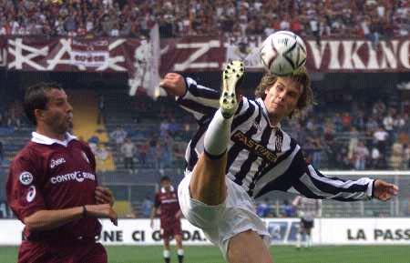 国际雪联世界杯：谷爱凌逆转夺得赛季首个世界杯分站赛冠军（谷爱凌逆转称冠，拿下本赛季首个国际雪联世界杯分站冠军）