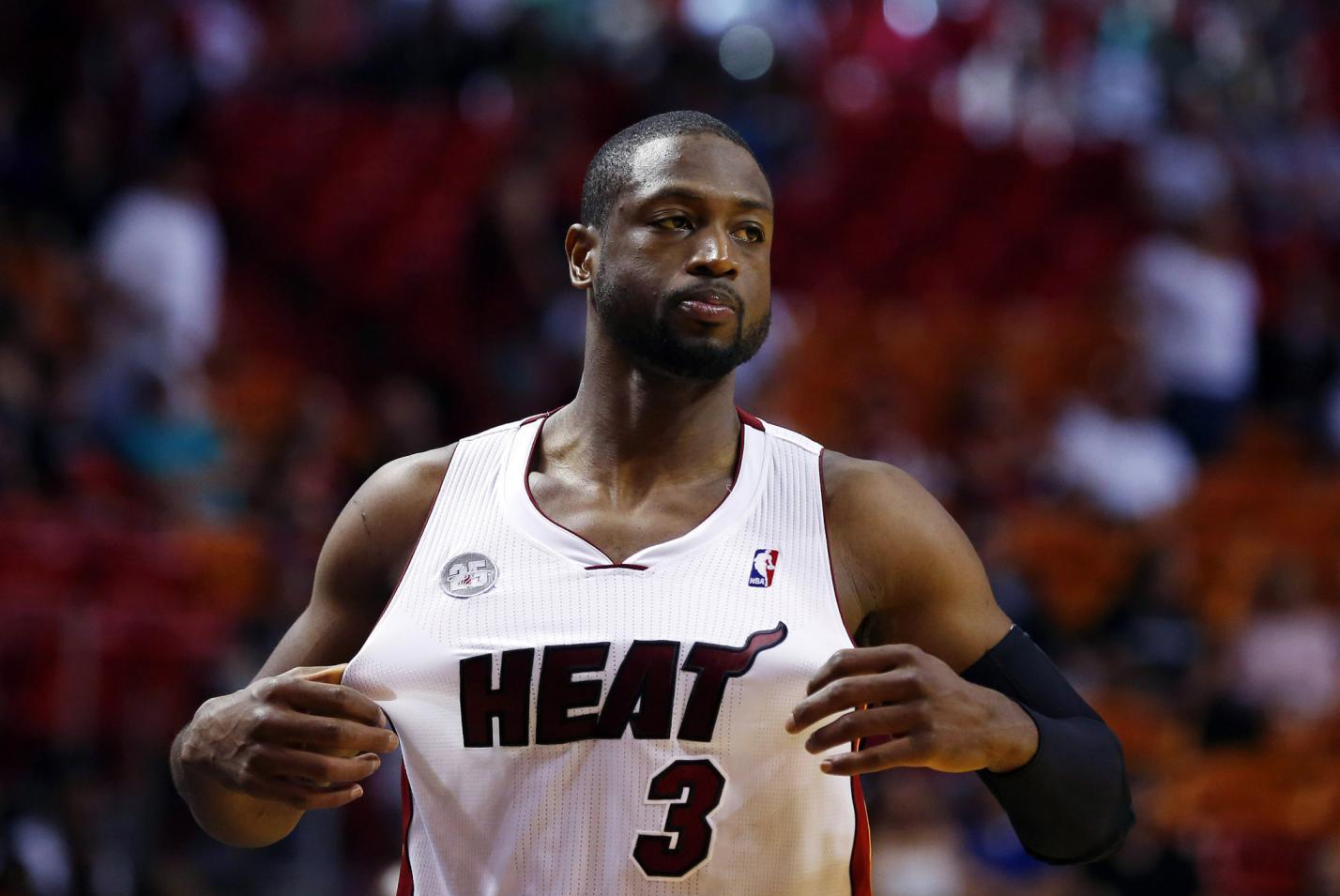 詹姆斯放弃得分上双记录，最后一传助攻八村垒绝杀，湖人险胜猛龙（詹姆斯舍分不追上双，终场妙传八村垒绝杀，湖人险胜猛龙）