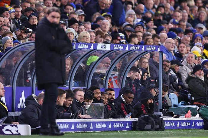 中超赛场争议判罚：VAR判罚引发热议,（中超判罚风波：VAR介入惹争议）