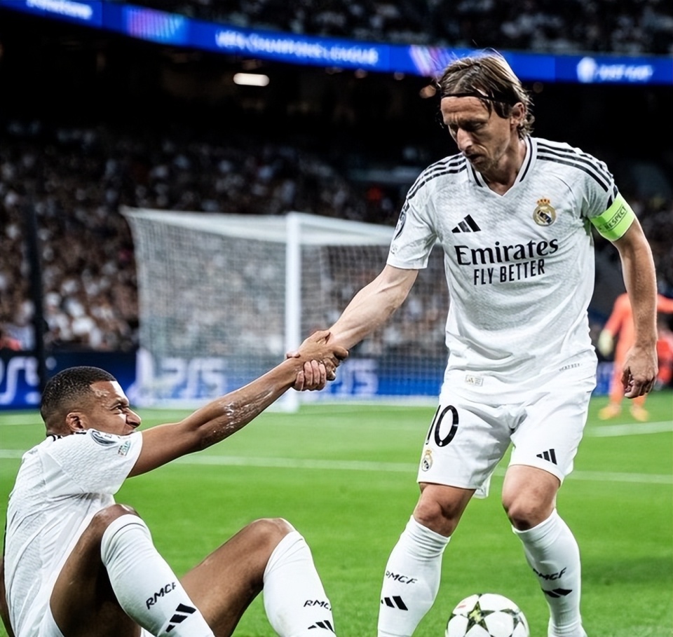 詹姆斯背身单打得分，引领球队节奏（詹姆斯背打取分，掌控比赛节奏）