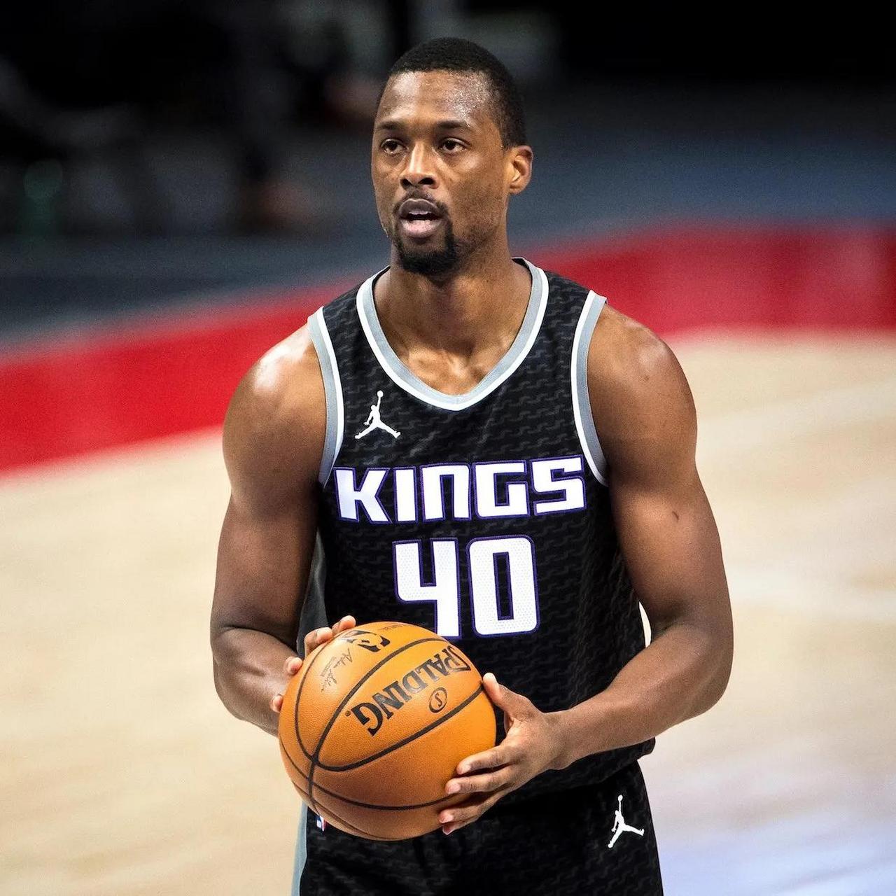 拜仁官方：穆西亚拉今天完成了部分单独训练（拜仁通报：穆西亚拉今日已进行部分个人训练）