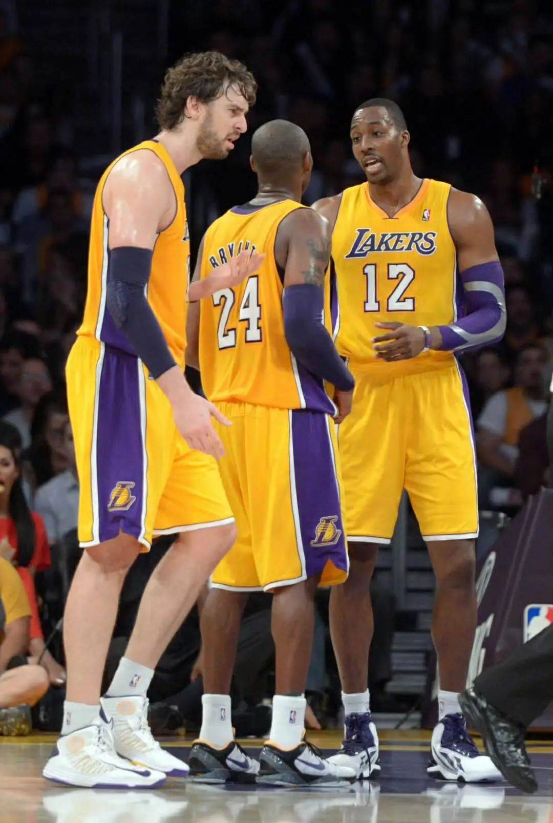 记者：米兰将与莱万经纪人会面讨论转会，伊布支持这一交易（米兰计划与莱万经纪人洽谈转会，伊布力挺此交易）