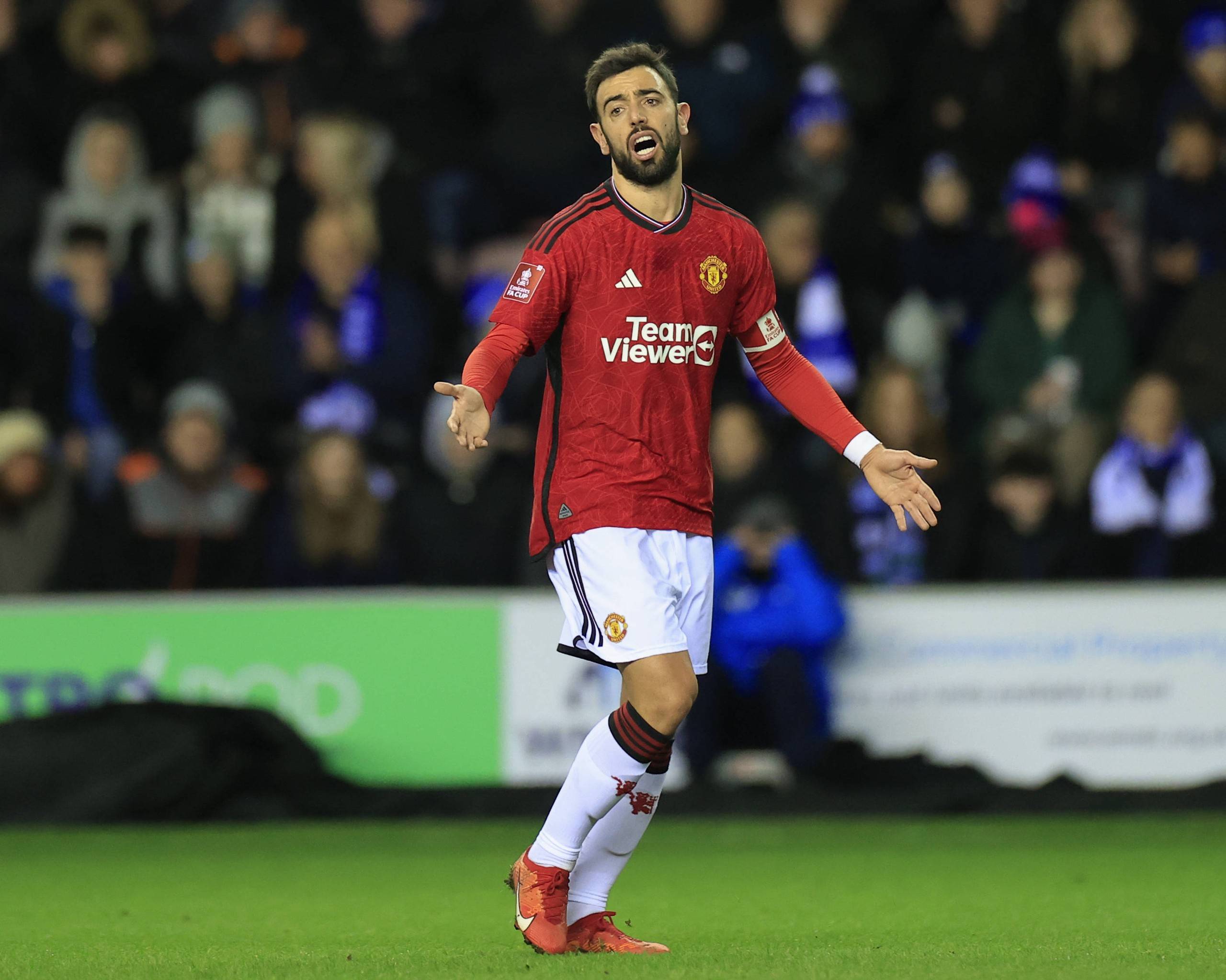 阿斯：皇马右后卫遭遇伤病危机，阿隆索或将征调卡斯蒂亚小将（阿斯：皇马右后卫线告急，阿隆索或提拔卡斯蒂亚小将）