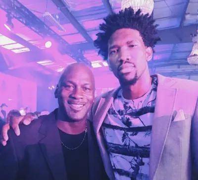 不给冠军面子？为王博颁戒指掉地上，楼明更衣室领奖，球迷：太教条了（冠军礼仪翻车？王博颁戒指意外落地，楼明转赴更衣室领奖，球迷吐槽太教条）