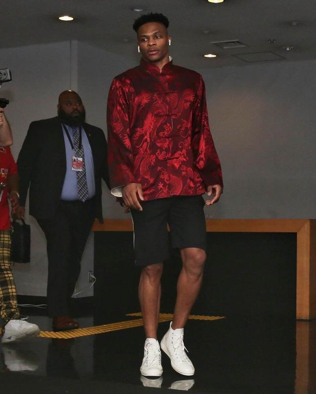 埃泽英格兰队生涯前3进球均为替补打进，为凯恩后第二人（埃泽英格兰生涯前3球皆替补破门，继凯恩后第二人）