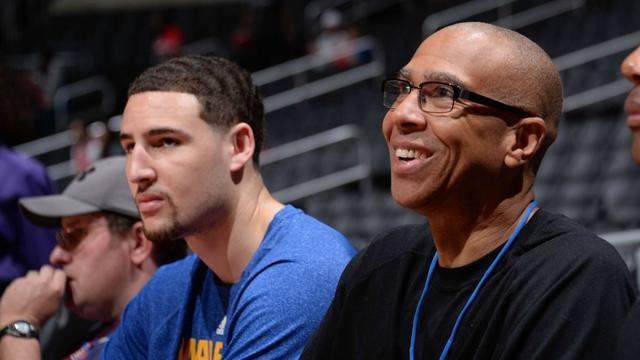 詹姆斯关键时刻稳住节奏（决胜时刻，詹姆斯掌控比赛节奏）