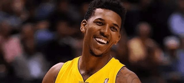 奥纳纳想回曼联遭拒绝，明夏或2000万转会沙特！要求加薪原因曝光（奥纳纳回归曼联无望：明夏或2000万转投沙特，加薪诉求缘由曝光）